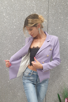 Giacca da tailleur doppiopetto lilla Moda-Mania con fodera interna, bottoni decorativi dorati e taglio elegante.