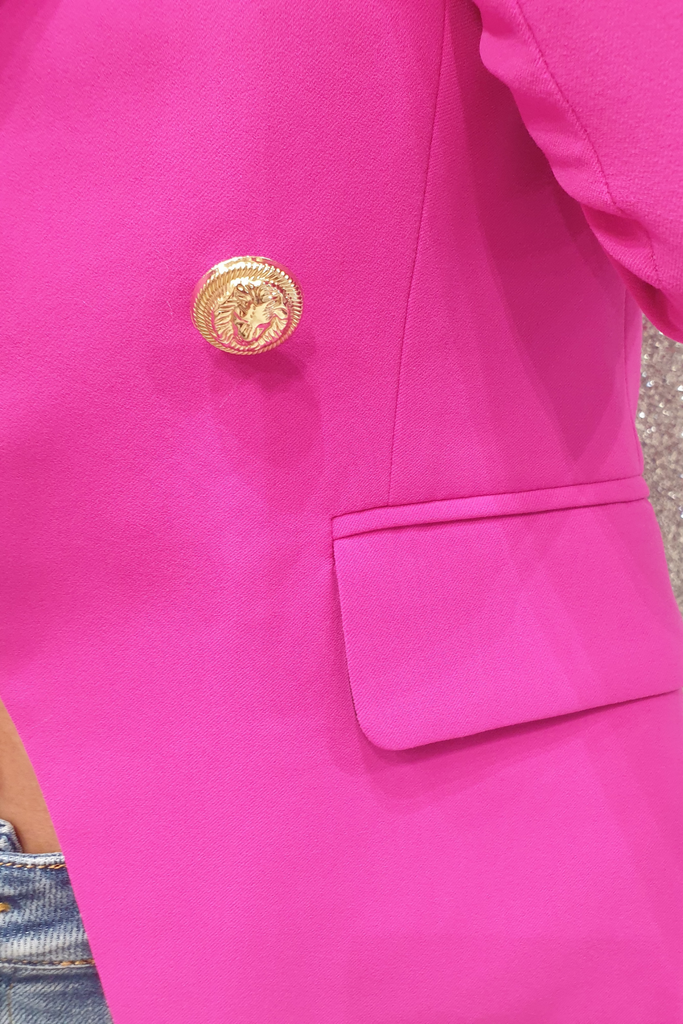 Giacca doppiopetto magenta internamente foderata  accessoriata con bottoni decorativi dorati