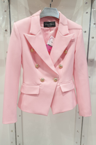 Giacca da tailleur doppiopetto rosa Moda-Mania, foderata, con accessori e bottoni decorativi dorati, vista frontale.
