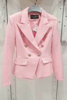 Giacca da tailleur doppiopetto rosa Moda-Mania, internamente foderata, con bottoni decorativi dorati e taglio elegante.