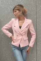Giacca da tailleur rosa doppiopetto Moda-Mania, foderata, accessoriata con bottoni dorati decorativi, stile elegante e sofisticato.