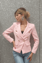 Giacca da tailleur doppiopetto rosa Moda-Mania, foderata, accessoriata con bottoni decorativi dorati, stile elegante e femminile