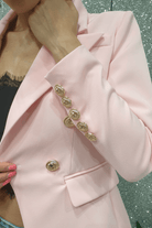 Giacca da tailleur doppiopetto rosa Moda-Mania con interno foderato, bottoni dorati decorativi, stile elegante e sofisticato