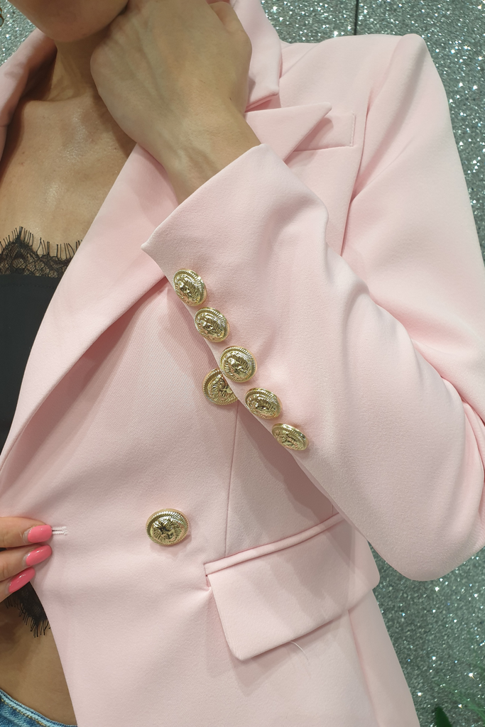 Giacca doppiopetto rosa internamente foderata accessoriata con bottoni decorativi dorati