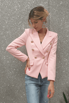 Giacca da tailleur doppiopetto rosa Moda-Mania con fodera interna e bottoni decorativi dorati, stile elegante e femminile.