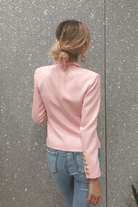 Giacca da tailleur doppiopetto rosa Moda-Mania, foderata internamente, accessoriata con bottoni decorativi dorati.
