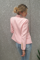 Giacca doppiopetto rosa da tailleur Moda-Mania, foderata, con bottoni decorativi dorati e dettagli eleganti.