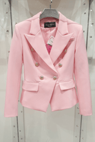 Giacca da tailleur doppiopetto rosa Moda-Mania, foderata, accessoriata con bottoni dorati decorativi, stile elegante e femminile.