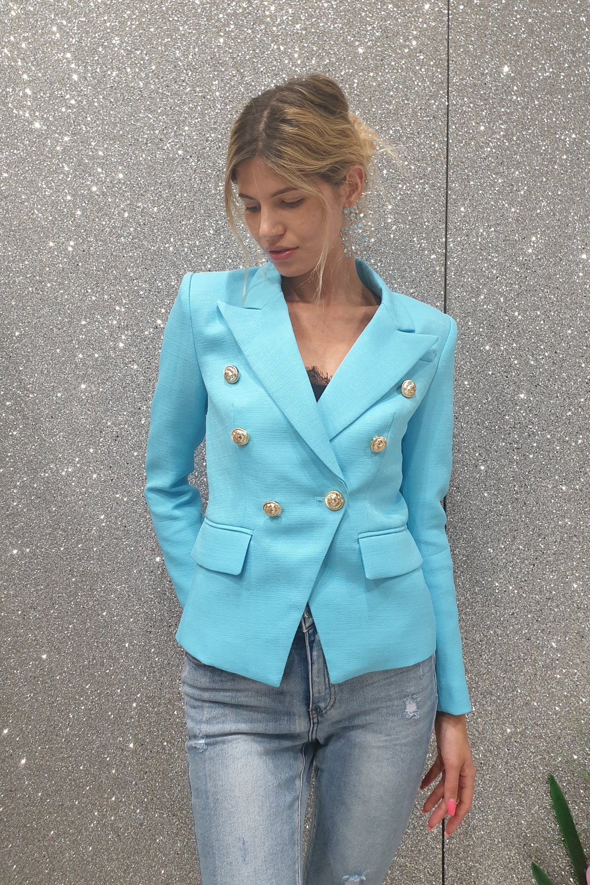 Giacca da tailleur Moda-Mania doppiopetto azzurro, internamente foderata, con bottoni decorativi dorati.