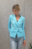 Giacca da tailleur Moda-Mania doppiopetto azzurro, internamente foderata, con bottoni decorativi dorati.