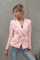 Giacca da tailleur rosa doppiopetto Moda-Mania con fodera interna e bottoni decorativi dorati.