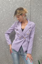 Giacca da tailleur doppiopetto lilla Moda-Mania, internamente foderata, con bottoni decorativi dorati, stile elegante e raffinato