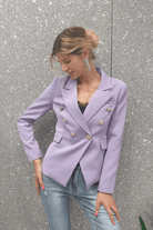 Giacca da tailleur lilla doppiopetto Moda-Mania con fodera interna, bottoni decorativi dorati, stile elegante e raffinato.