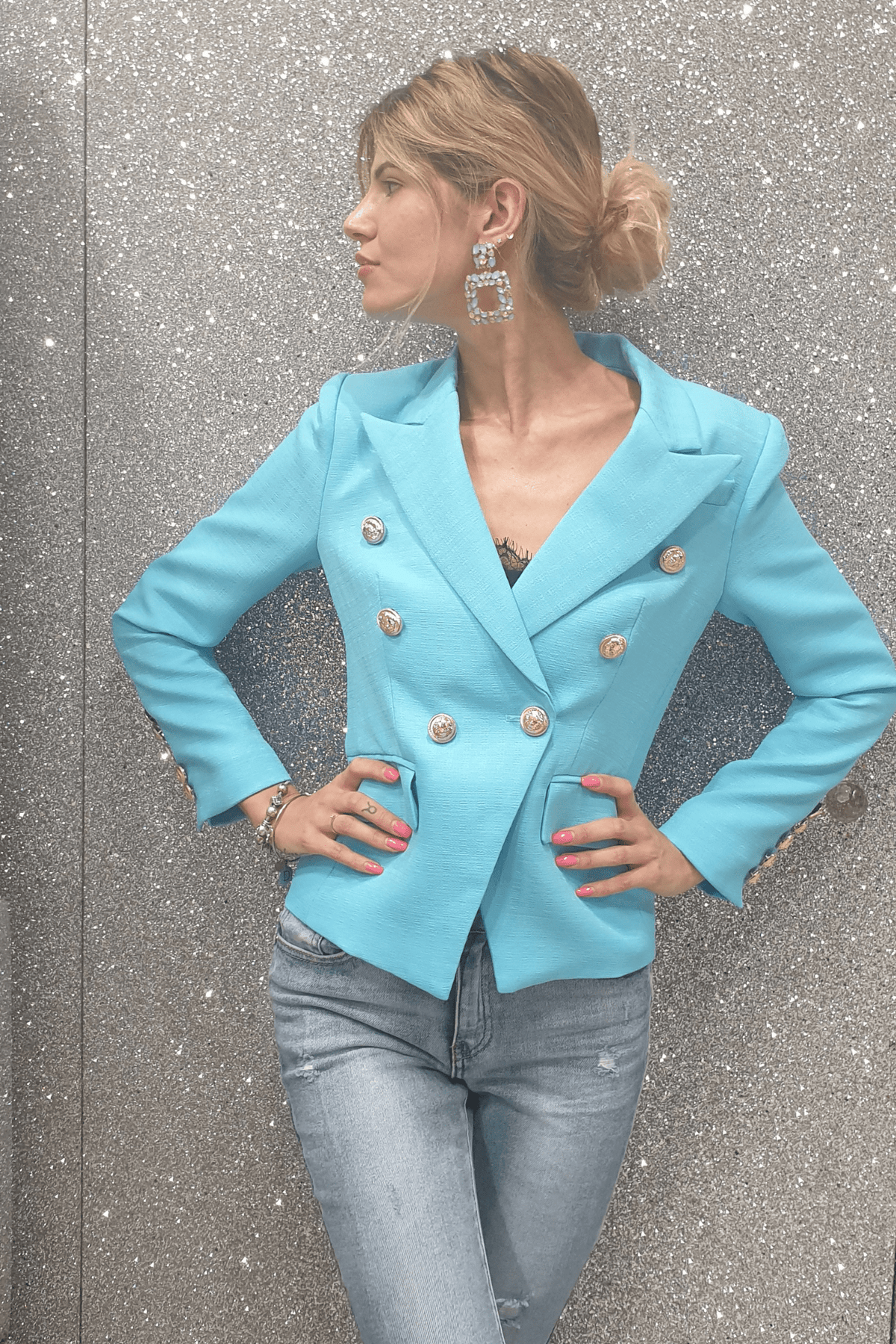 Giacca da tailleur doppiopetto blu azzurro Moda-Mania con fodera interna e bottoni decorativi dorati, stile elegante e raffinato