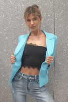 Giacca da tailleur doppiopetto azzurra Moda-Mania, foderata, con bottoni decorativi dorati, stile elegante e sofisticato.