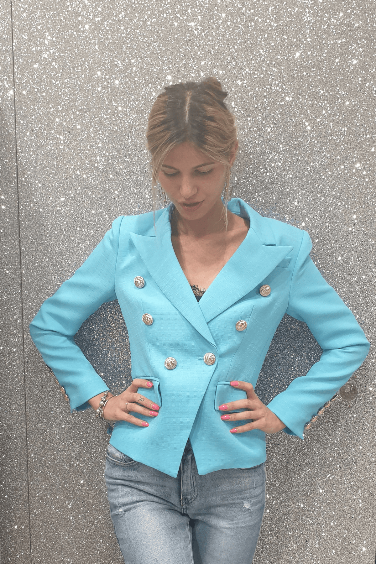 Giacca da tailleur doppiopetto azzurro Moda-Mania con fodera interna e bottoni decorativi dorati, stile elegante e raffinato