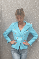 Giacca da tailleur doppiopetto azzurro Moda-Mania con fodera interna e bottoni decorativi dorati, stile elegante e raffinato