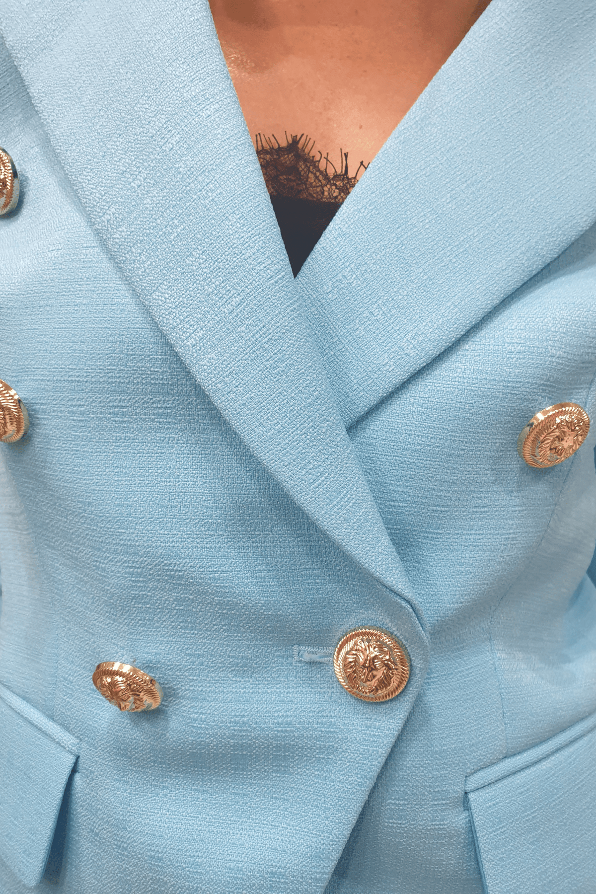Giacca da tailleur doppiopetto azzurro Moda-Mania, foderata internamente, con bottoni decorativi dorati, stile elegante e raffinato.