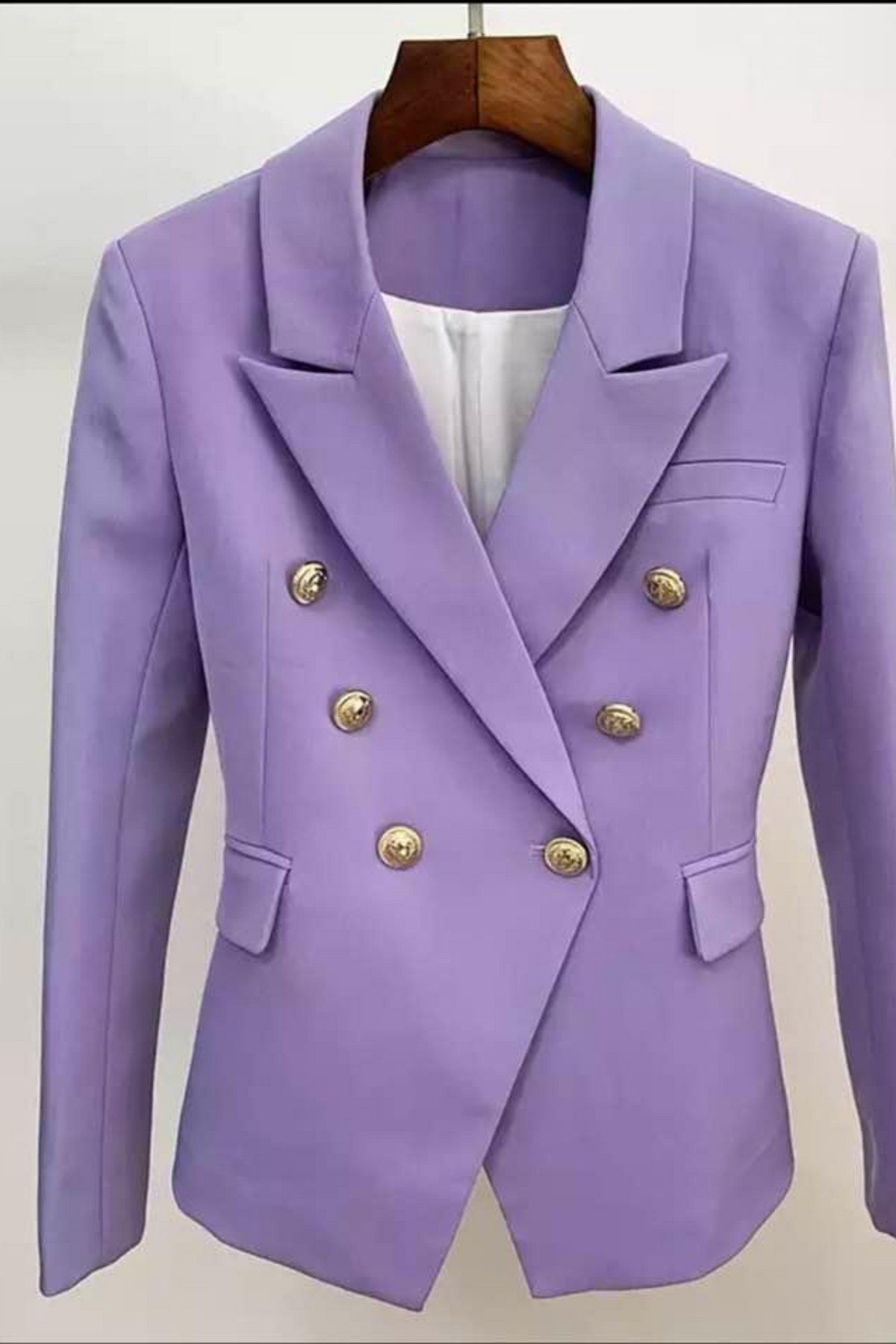 Giacca da tailleur doppiopetto lilla Moda-Mania con fodera interna, bottoni decorativi dorati e taglio elegante.