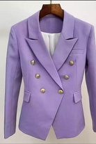 Giacca da tailleur doppiopetto lilla Moda-Mania con fodera interna, bottoni decorativi dorati e taglio elegante.