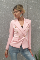 Giacca da tailleur rosa doppiopetto Moda-Mania con fodera interna, bottoni dorati decorativi e stile elegante.