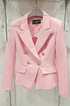 Giacca da tailleur doppiopetto rosa Moda-Mania, foderata, accessoriata con bottoni dorati decorativi, stile elegante e femminile