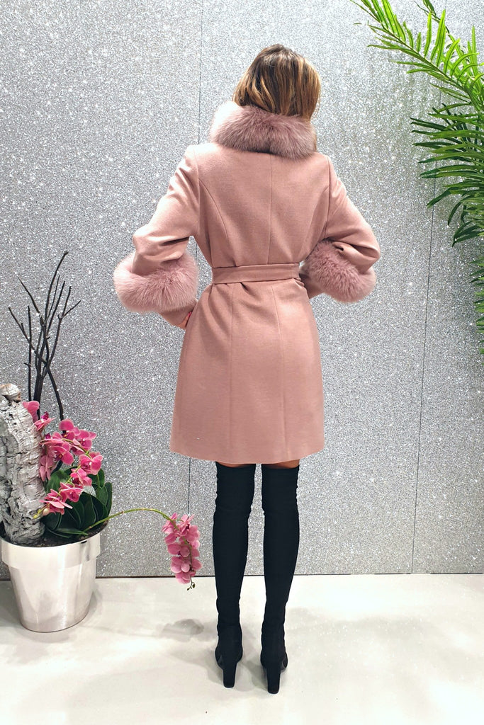 Cappotto rosa invernale Moda Mania a collo alto accessoriato con spilla decorativa e pelo naturale