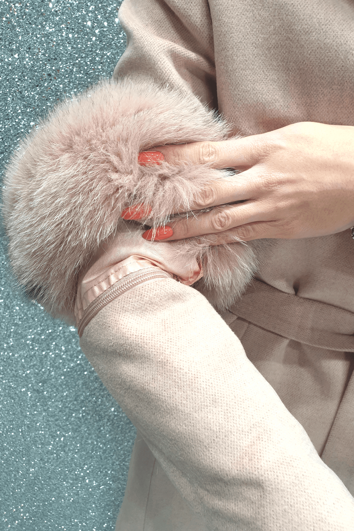 Cappotto rosa invernale Moda Mania con collo alto, spilla decorativa e inserti di pelo naturale, giacca elegante e calda.