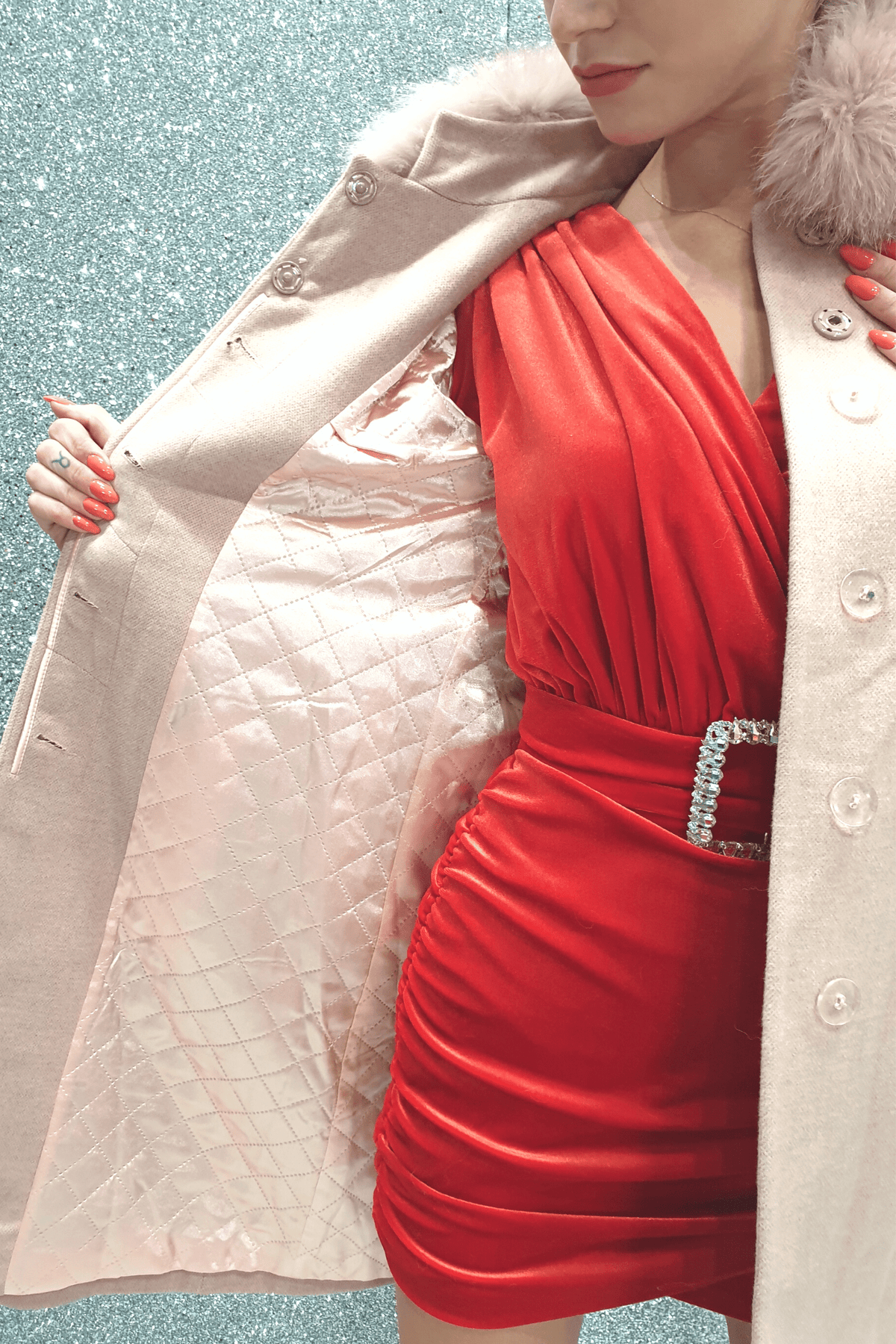 Cappotto rosa invernale Moda Mania, giacca a collo alto con spilla decorativa e pelo naturale, da donna.