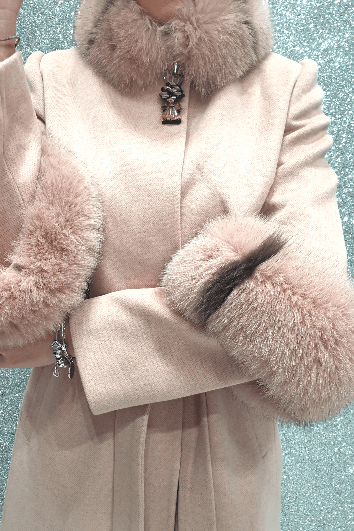Cappotto rosa invernale Moda Mania, collo alto con spilla decorativa e pelo naturale, giacca elegante e caldo.