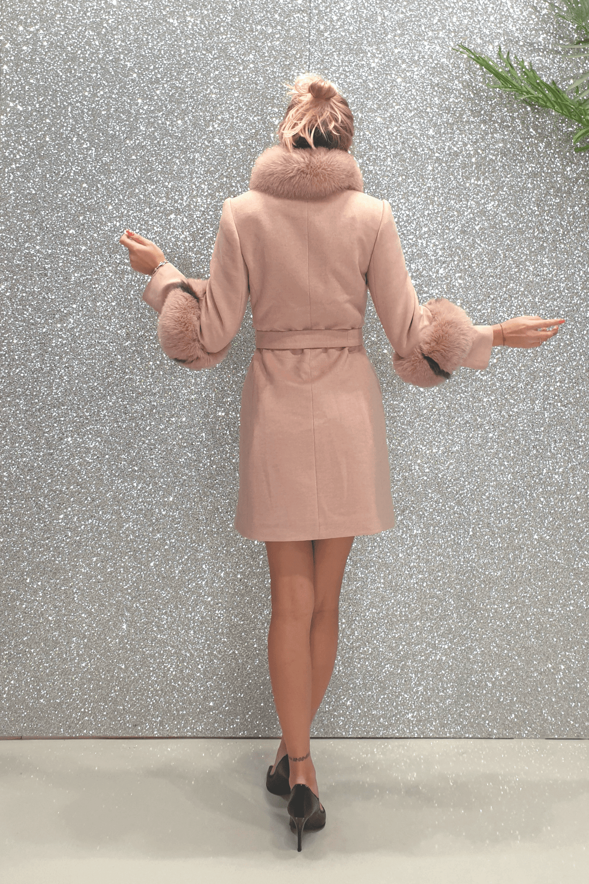 Cappotto rosa invernale Moda Mania con collo alto, spilla decorativa e bordo in pelo naturale, giacca elegante e calda