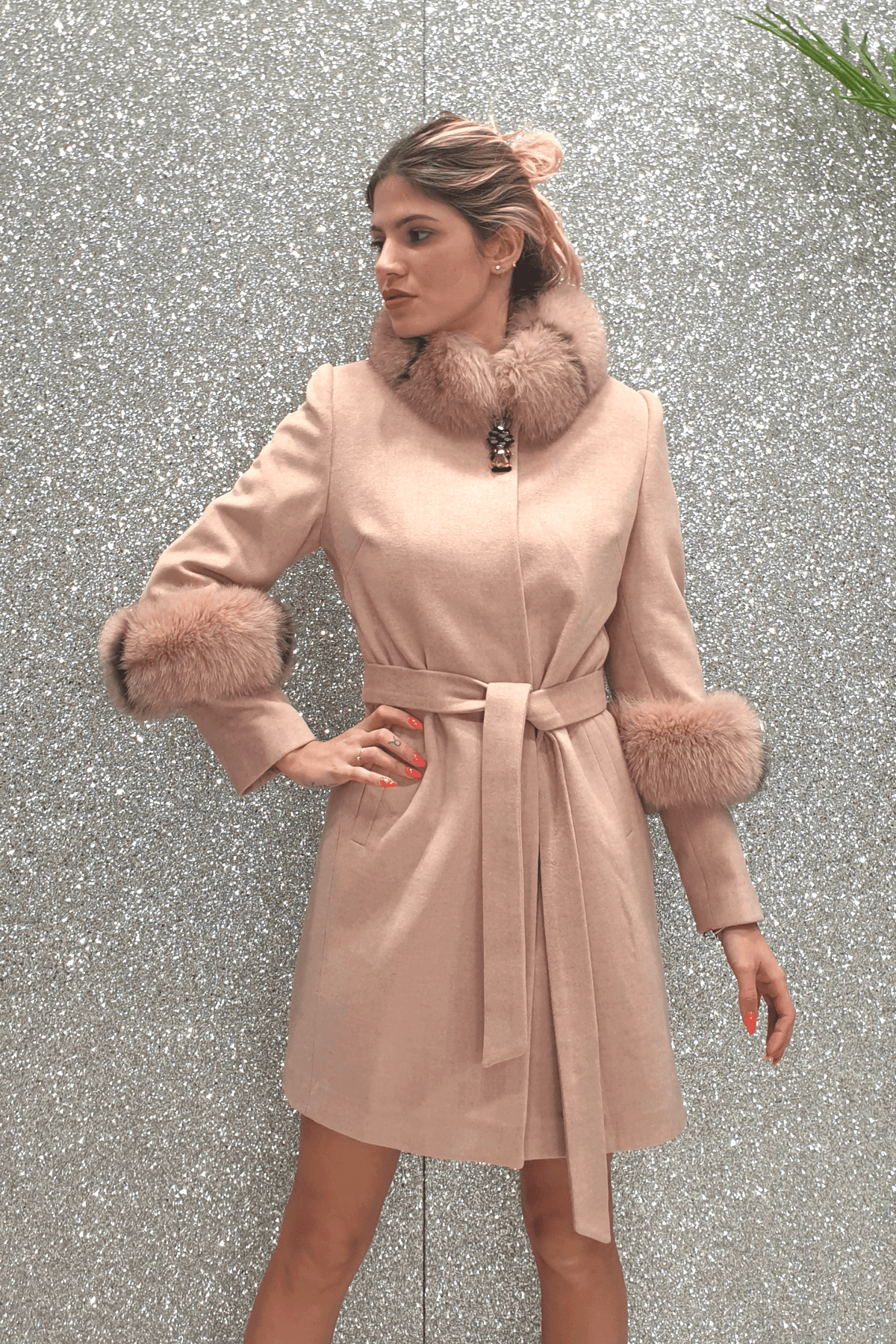 Cappotto rosa invernale Moda Mania, collo alto, con spilla decorativa e pelo naturale, giacca elegante in immagini.