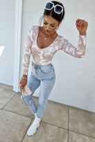 Blusa beige a stampa lettere con scollo e schiena a V reversibile, by Moda-Mania, vestibilità elegante e versatile.