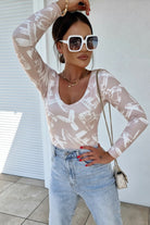 Blusa beige Moda-Mania con stampa lettere, scollo V reversibile e design elegante, vista frontale.