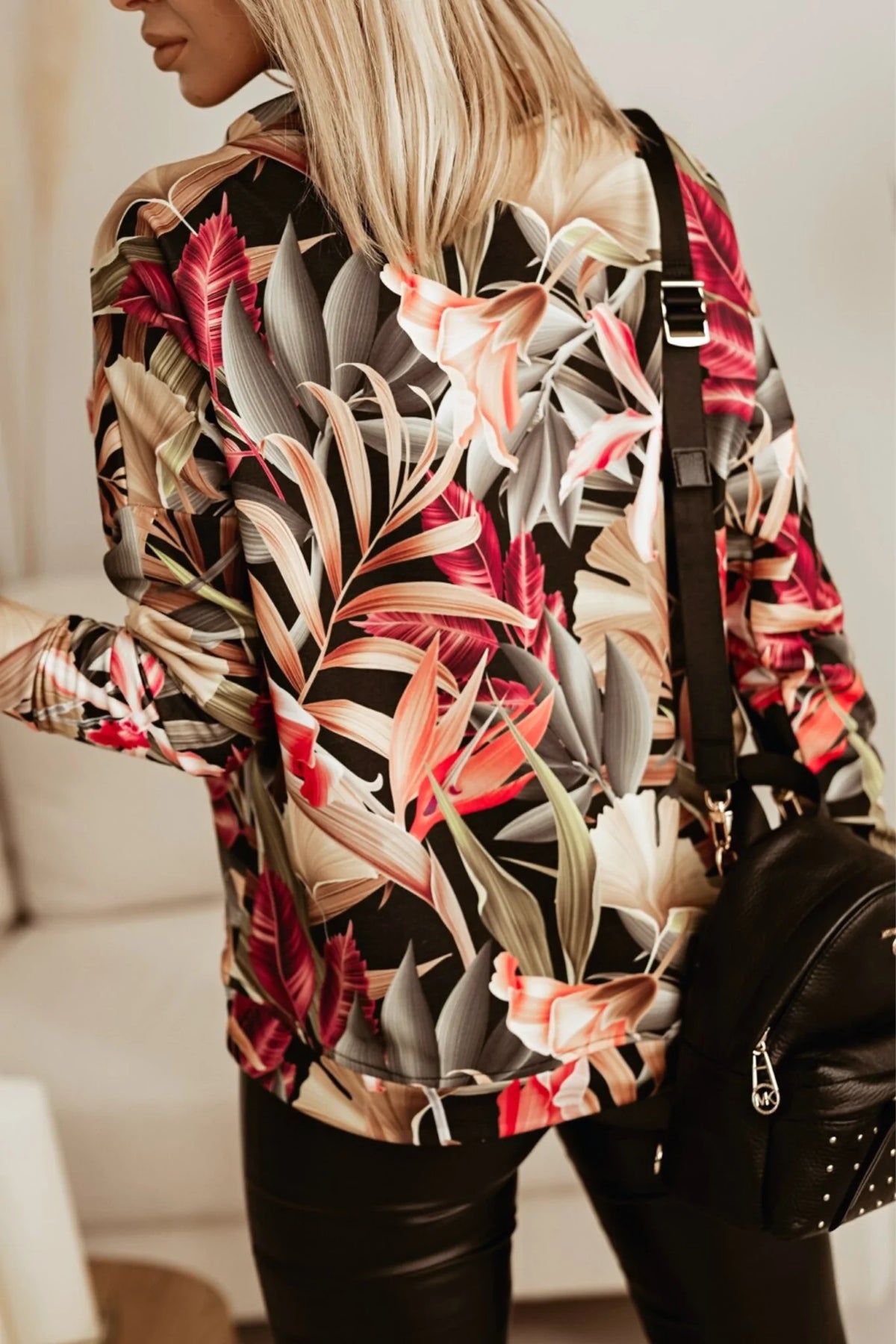Maglia felpa Moda-Mania a fantasia foglie con tasca a marsupio e collo alto a cratere con coulisse, tessuto morbido e stile casual.
