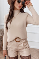 Maglione oversize beige chiaro Moda-Mania con collo alto e polsini a coste in filato soffice, stile casual e confortevole.