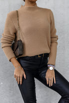 Maglione oversize a collo alto beige scuro in filato soffice con polsini e collo a coste, di Moda-Mania.