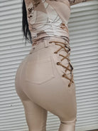 Pantaloni in similpelle lucida beige a vita alta con catenella metallica e cerniere decorative alle caviglie, di Moda-Mania.