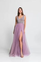 Abito lungo da cerimonia in tulle lilla con corpetto in strass, firmato Moda Mania.