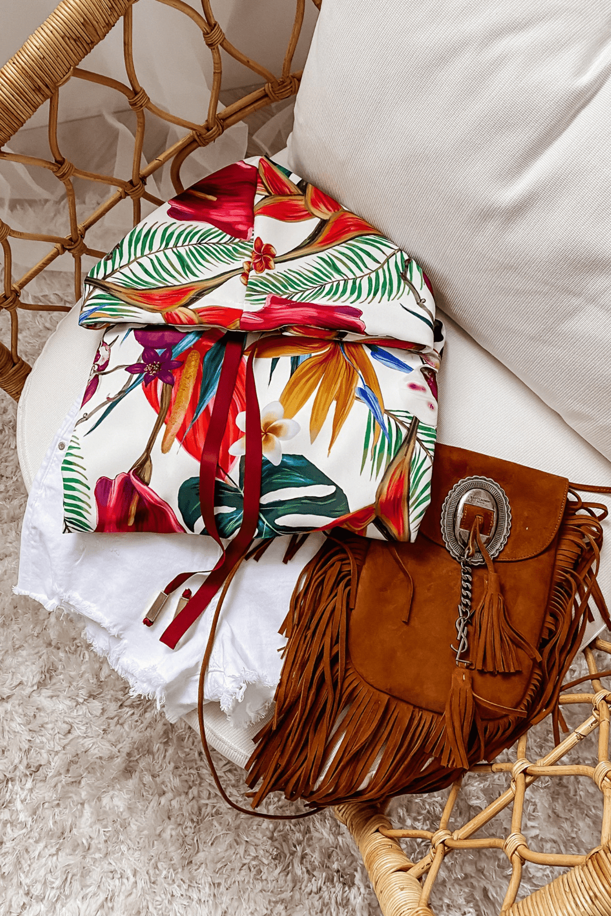 Felpa bianca con cappuccio fantasia jungle, polsini e bordi elasticizzati, marca Moda Mania, abbigliamento maglieria.