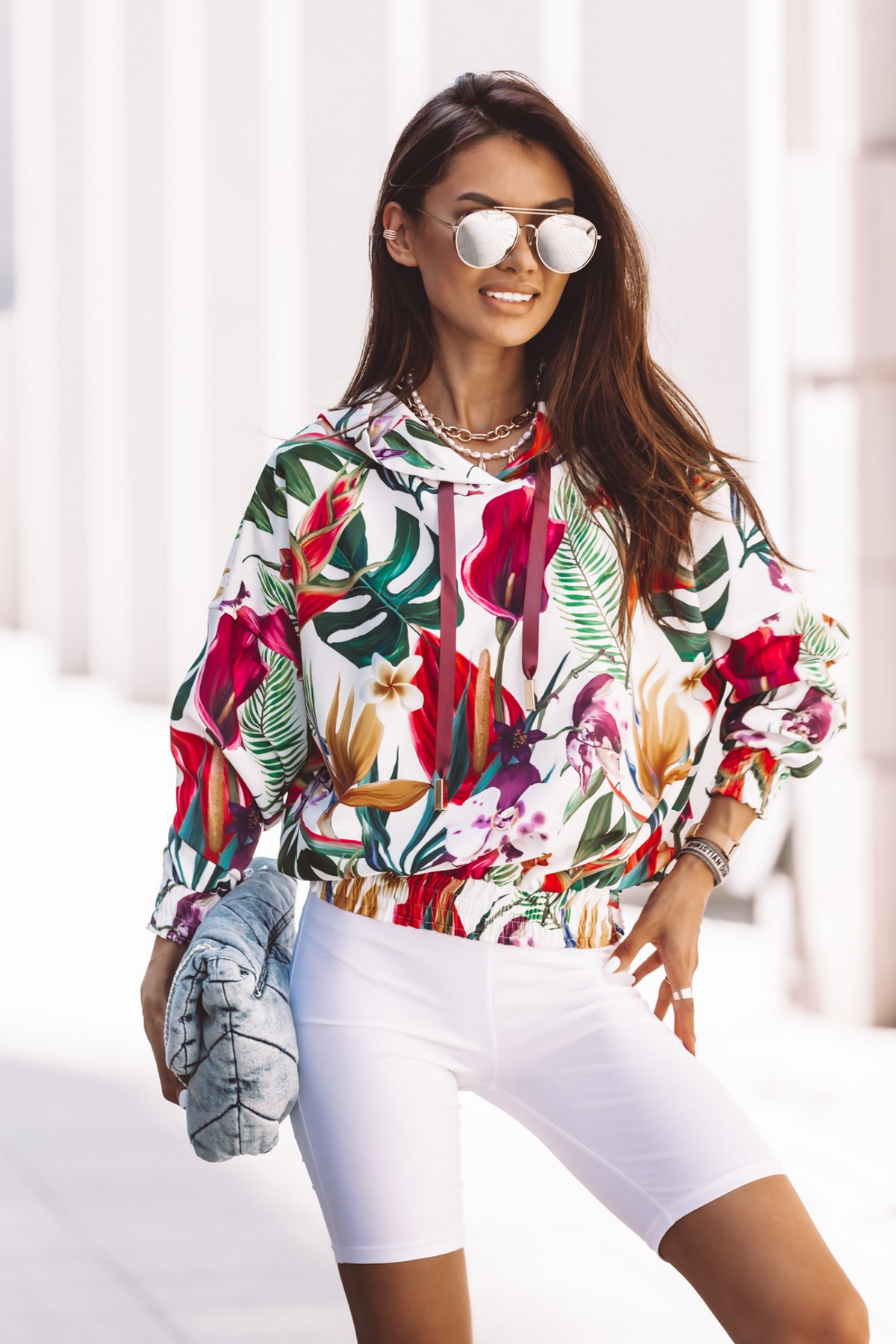 Felpa bianca con cappuccio e fantasia jungle, polsini e bordi elasticizzati, maglieria Moda Mania, stile casual e trendy