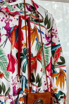 Felpa bianca con cappuccio fantasia jungle, polsini e bordi elasticizzati, di Moda Mania, ideale per un look casual e alla moda.