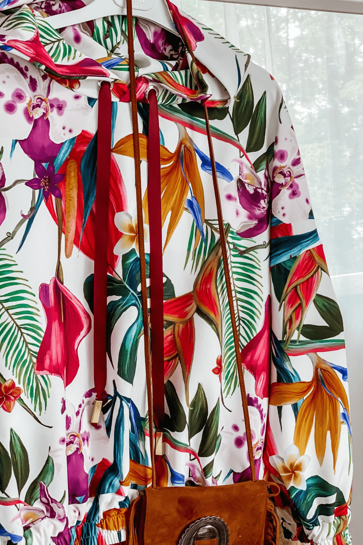 Felpa bianca con cappuccio fantasia jungle, polsini e bordi elasticizzati, di Moda Mania, ideale per un look casual e alla moda.