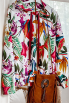 Felpa bianca con cappuccio e fantasia jungle, polsini e bordi elasticizzati, marchio Moda Mania, morbida e casual.