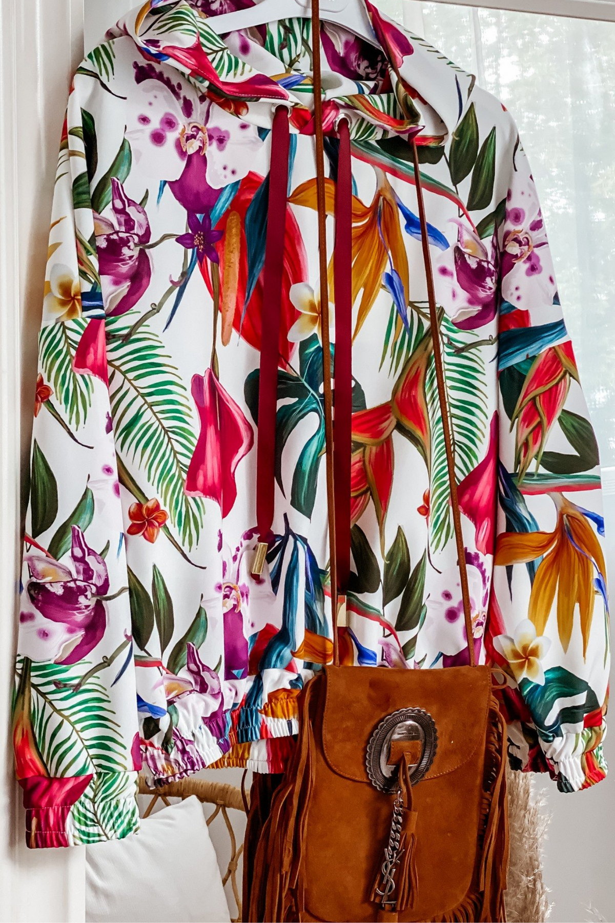 Felpa bianca con cappuccio e fantasia jungle, polsini e bordi elasticizzati, marchio Moda Mania, morbida e casual.