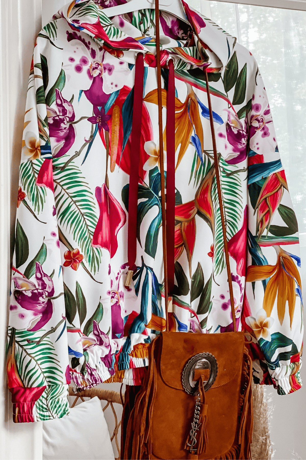 Felpa bianca con cappuccio a fantasia jungle, polsini e bordi elasticizzati, marca Moda Mania, maglieria femminile.