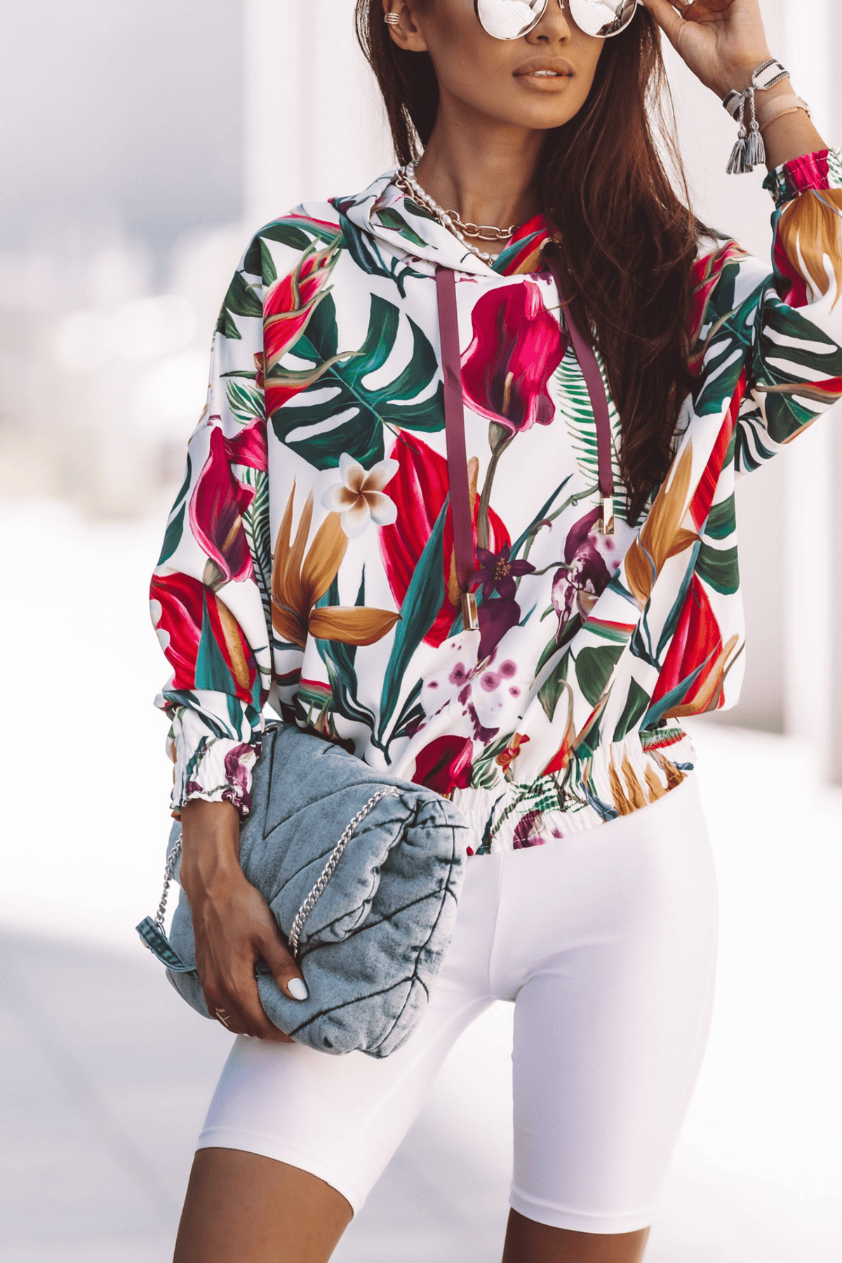 Felpa bianca con cappuccio fantasia jungle, polsini e bordi elasticizzati, marca Moda Mania, ideale per look casual e alla moda.