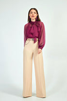 Pantaloni beige panna a gamba larga Moda-Mania con cintura e finte tasche, dettagli eleganti e stile casual.