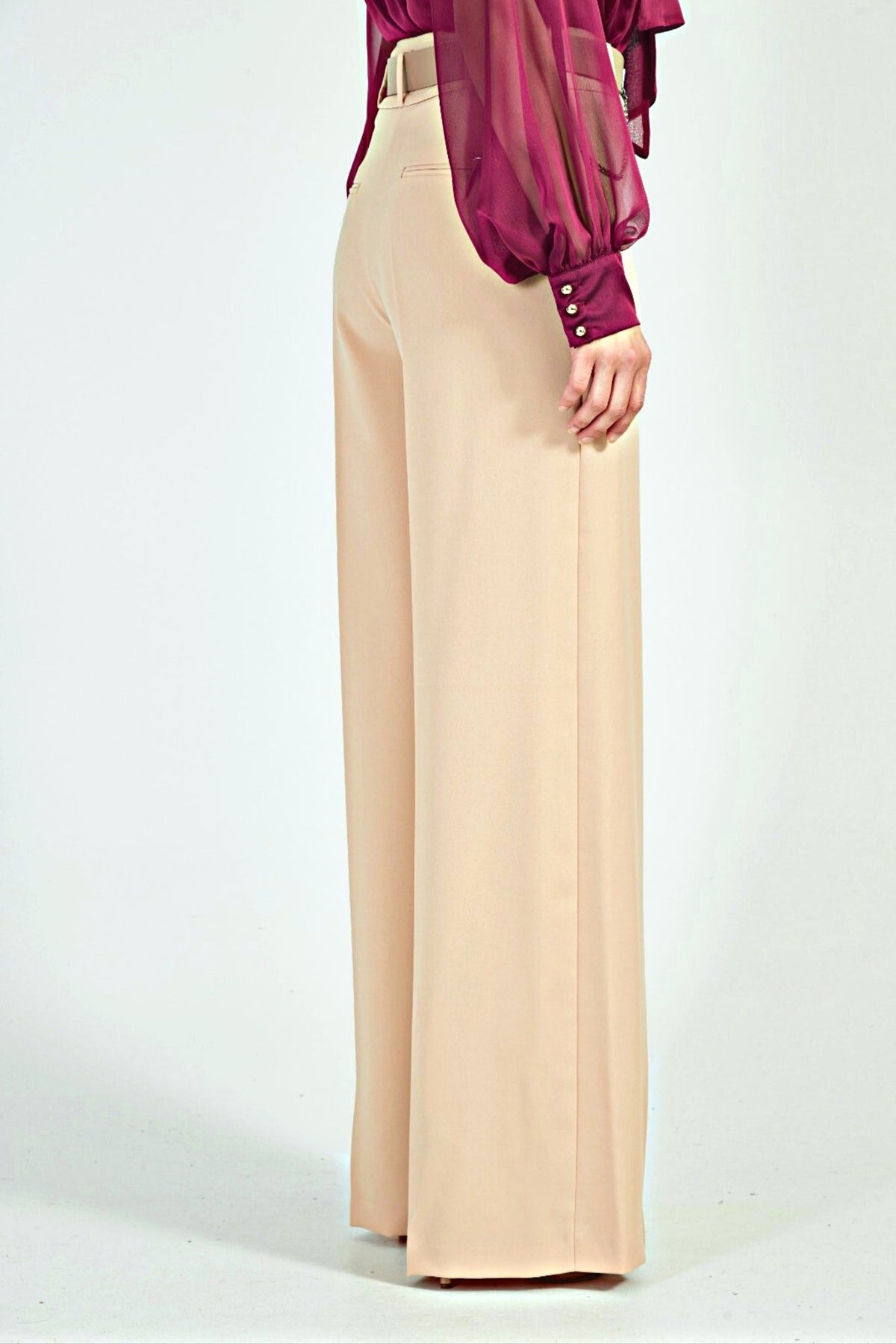 Pantaloni beige panna a gamba larga Moda-Mania con cintura e finte tasche, vestibilità comoda e stile elegante.