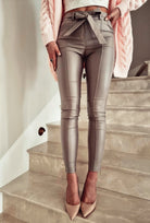 Pantaloni beige rosa in similpelle a vita alta con cinturino e cerniere, pantaloni moda-mania, stile elegante e alla moda